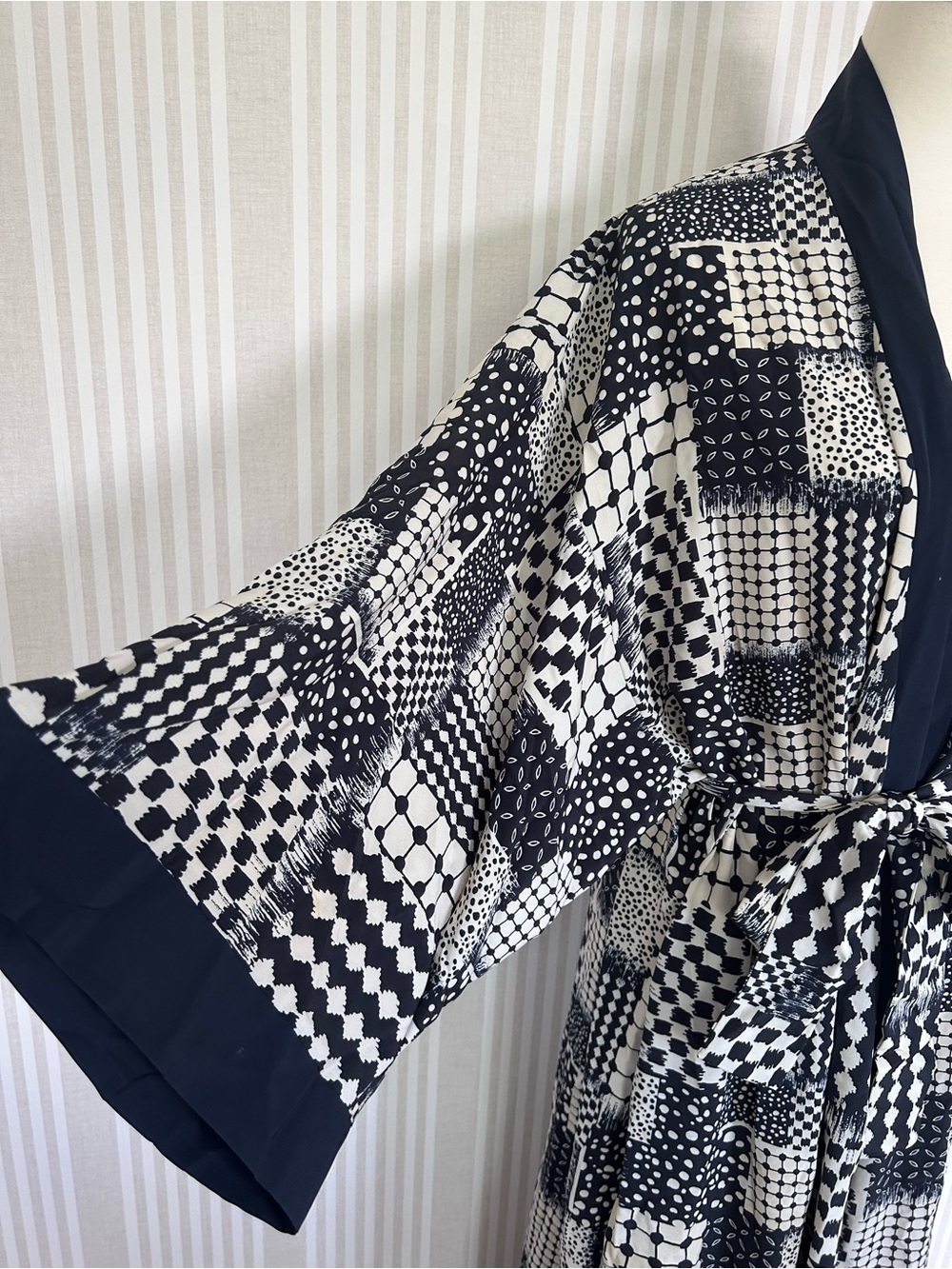 VTG Natori from Saks Fifth Ave Long Robe Navy/Cream with Kimono Sleeves Medium - Picture 4 of 10